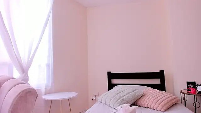 evely coelloo online show from 02.13.25