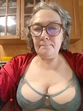 Snapshot of IrinaSweet54 chatting on 07.27.26 IrinaSweet54 online show from 07.27.26