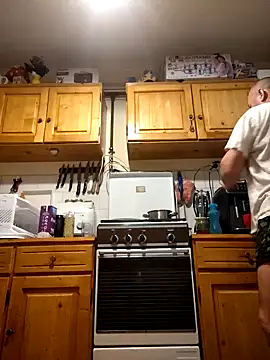 Snapshot of intx800 chatting on 12.14.24 intx800 online show from 12.14.24