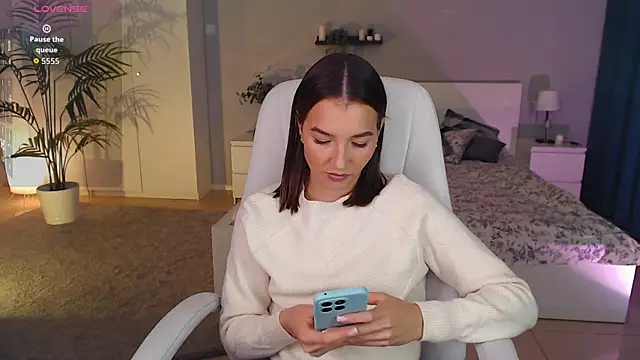 Bellla Haddid online show from 09.13.25