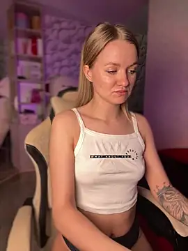 Snapshot of Devill_Angel_ chatting on 02.11.25 Devill Angel online show from 02.11.25