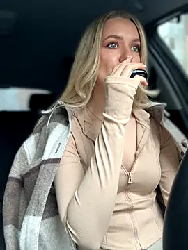 Snapshot of Devill_Angel_ chatting on 10.29.25 Devill Angel online show from 10.29.25