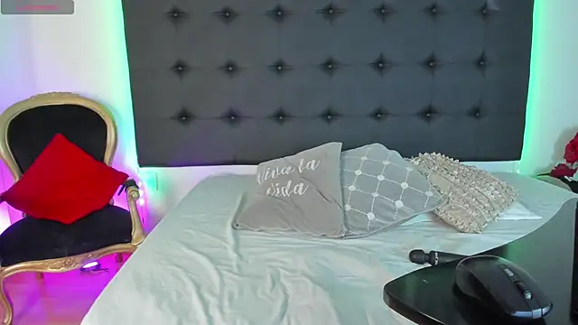 Snapshot of SaraDreamss chatting on 01.22.25 SaraDreamss online show from 01.22.25