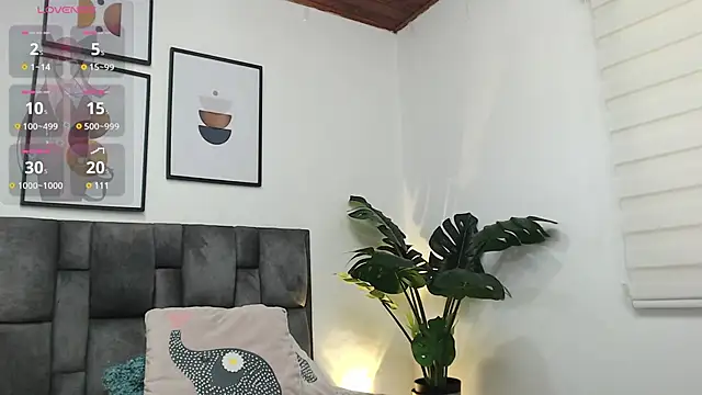 Snapshot of samy_l chatting on 12.28.24 samy l online show from 12.28.24