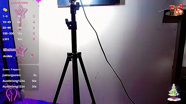 Snapshot of nicol_gill_ chatting on 12.21.24 nicol gill online show from 12.21.24