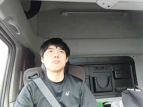 whitebriefboy online show from 04.18.26