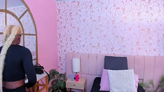 Snapshot of amber-hill chatting on 11.28.25 amber-hill online show from 11.28.25