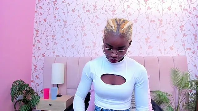 Snapshot of amber-hill chatting on 12.02.25 amber-hill online show from 12.02.25