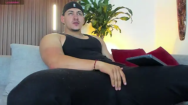 Snapshot of lucasanto_ chatting on 12.18.25 lucasanto online show from 12.18.25