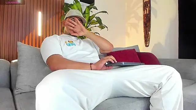 Snapshot of lucasanto_ chatting on 02.20.26 lucasanto online show from 02.20.26