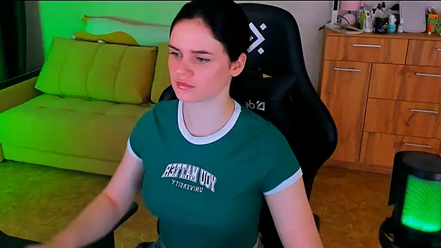 Lora Cain online show from 03.03.25