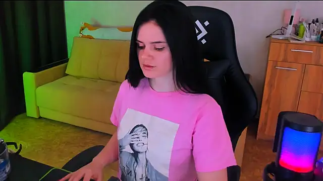 Lora Cain online show from 03.04.25