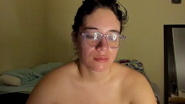 Snapshot of atenas_05_ chatting on 07.18.26 atenas 05 online show from 07.18.26