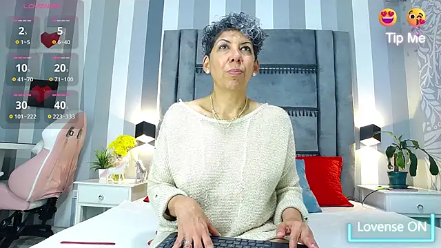 Julianewell online show from 03.13.25