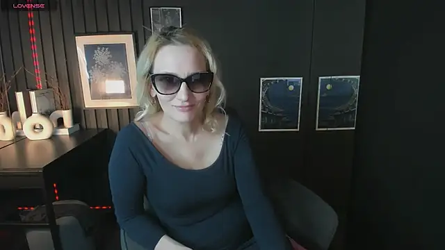 Snapshot of Queen_Anna_ chatting on 07.26.26 Queen Anna online show from 07.26.26