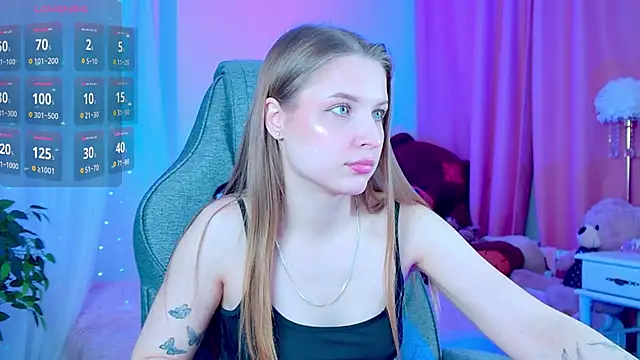 Snapshot of CuteMousee chatting on 12.15.25 CuteMousee online show from 12.15.25