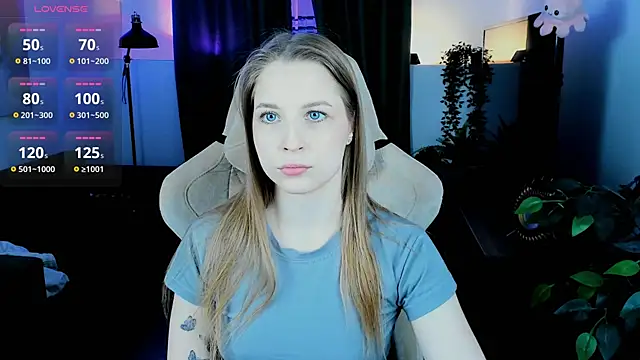 Snapshot of CuteMousee chatting on 12.16.25 CuteMousee online show from 12.16.25