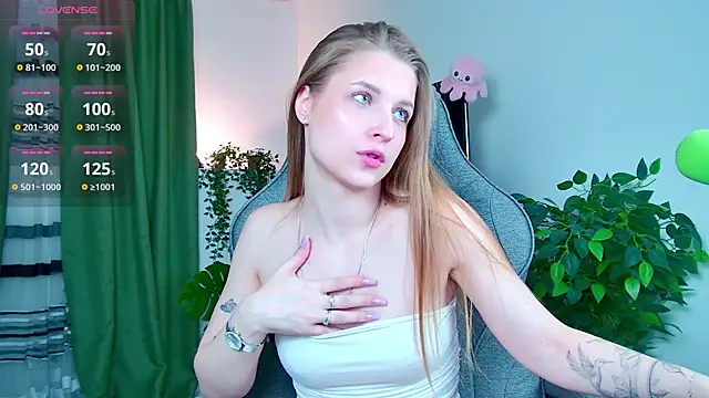 Snapshot of CuteMousee chatting on 12.20.25 CuteMousee online show from 12.20.25