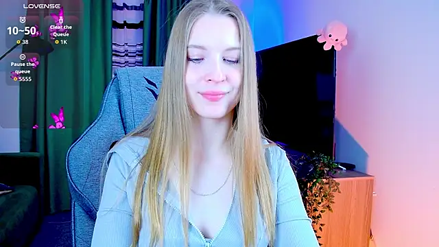 Snapshot of CuteMousee chatting on 04.26.26 CuteMousee online show from 04.26.26