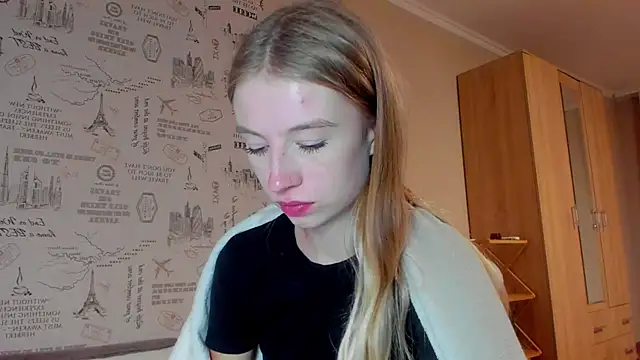 Snapshot of minidivaa_ chatting on 09.21.25 minidivaa online show from 09.21.25