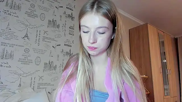 Snapshot of minidivaa_ chatting on 10.13.25 minidivaa online show from 10.13.25