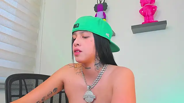 Snapshot of Gangster_Girl chatting on 12.18.24 Gangster Girl online show from 12.18.24