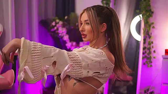 Snapshot of AvaShayy chatting on 02.08.25 AvaShayy online show from 02.08.25