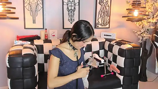 SARAFOXX  online show from 01.04.25