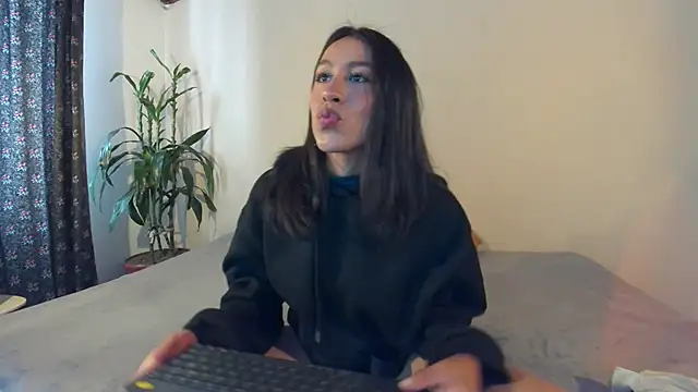 Snapshot of EmiGomez_ chatting on 02.11.25 EmiGomez online show from 02.11.25