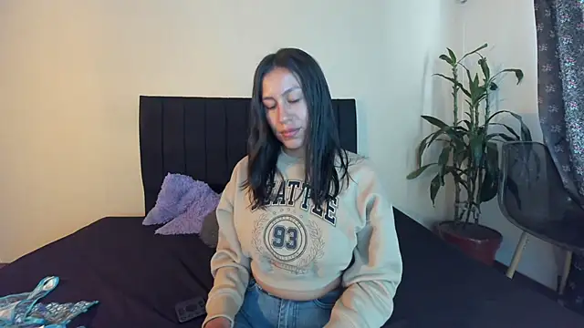 Snapshot of EmiGomez_ chatting on 03.11.25 EmiGomez online show from 03.11.25