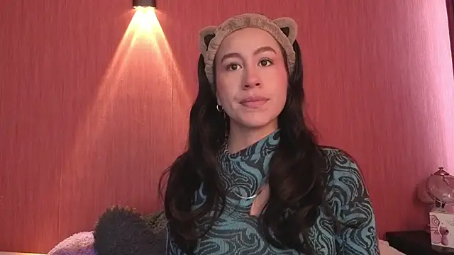 Snapshot of EmiGomez_ chatting on 11.04.25 EmiGomez online show from 11.04.25