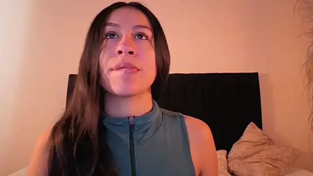 Snapshot of EmiGomez_ chatting on 11.08.25 EmiGomez online show from 11.08.25