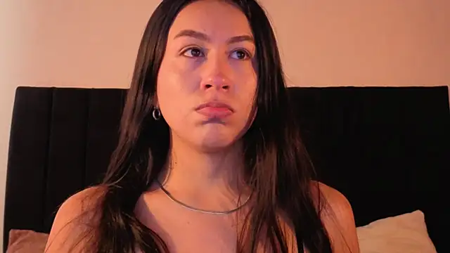 Snapshot of EmiGomez_ chatting on 11.10.25 EmiGomez online show from 11.10.25