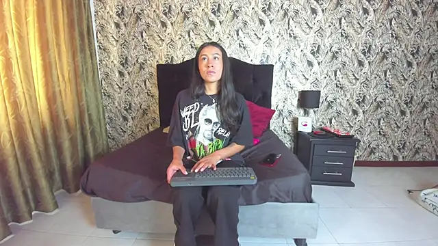 Snapshot of EmiGomez_ chatting on 12.05.25 EmiGomez online show from 12.05.25