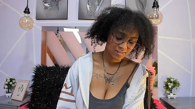 Snapshot of Elith_noa chatting on 02.11.25 Elith noa online show from 02.11.25