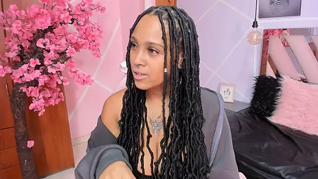 Snapshot of Elith_noa chatting on 09.17.25 Elith noa online show from 09.17.25