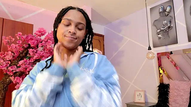 Snapshot of Elith_noa chatting on 10.14.25 Elith noa online show from 10.14.25