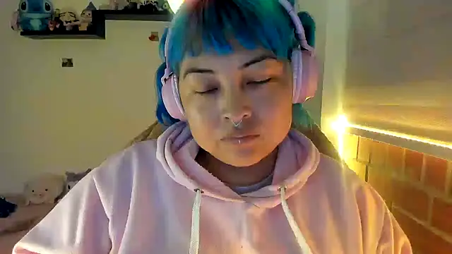 Shaddycute  online show from 12.22.25