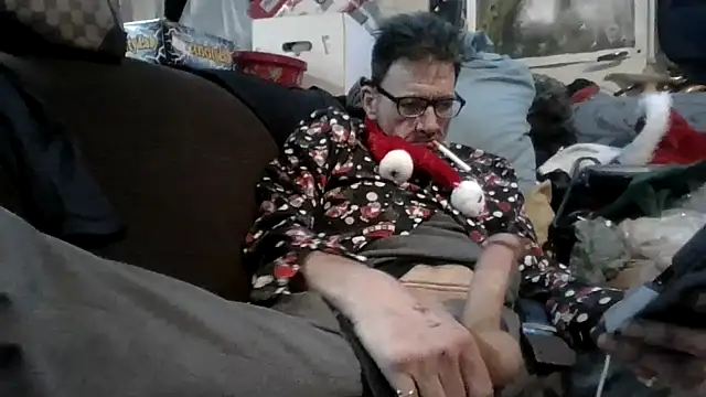 Snapshot of gettinit2wice chatting on 11.28.25 gettinit2wice online show from 11.28.25