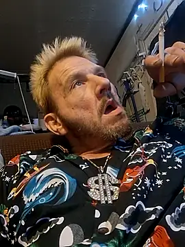 Snapshot of gettinit2wice chatting on 12.15.25 gettinit2wice online show from 12.15.25