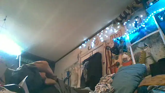 Snapshot of gettinit2wice chatting on 12.18.25 gettinit2wice online show from 12.18.25