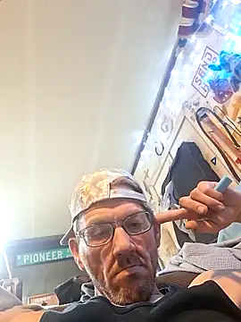 Snapshot of gettinit2wice chatting on 12.19.25 gettinit2wice online show from 12.19.25