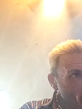 Snapshot of gettinit2wice chatting on 12.21.25 gettinit2wice online show from 12.21.25