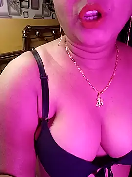 Snapshot of ella_mariya chatting on 01.04.25 ella mariya online show from 01.04.25