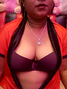 Snapshot of ella_mariya chatting on 10.08.25 ella mariya online show from 10.08.25