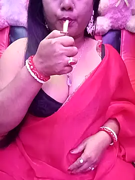 Snapshot of ella_mariya chatting on 11.18.25 ella mariya online show from 11.18.25