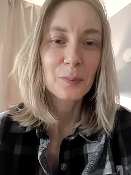 AvelinaLeoni online show from 11.18.25