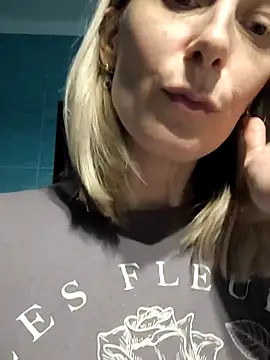 AvelinaLeoni online show from 11.19.25