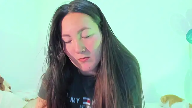 Elle Lee  online show from 03.17.25