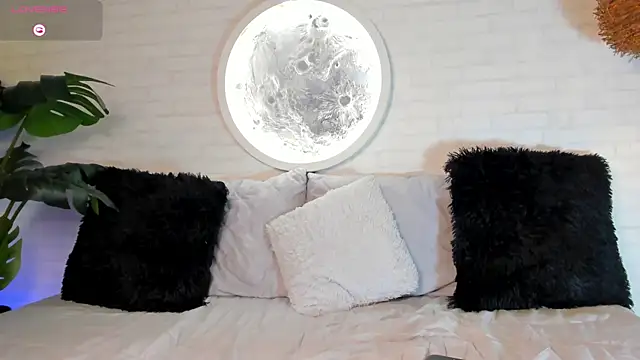 Snapshot of Elise_Diamond chatting on 02.05.25 Elise Diamond online show from 02.05.25